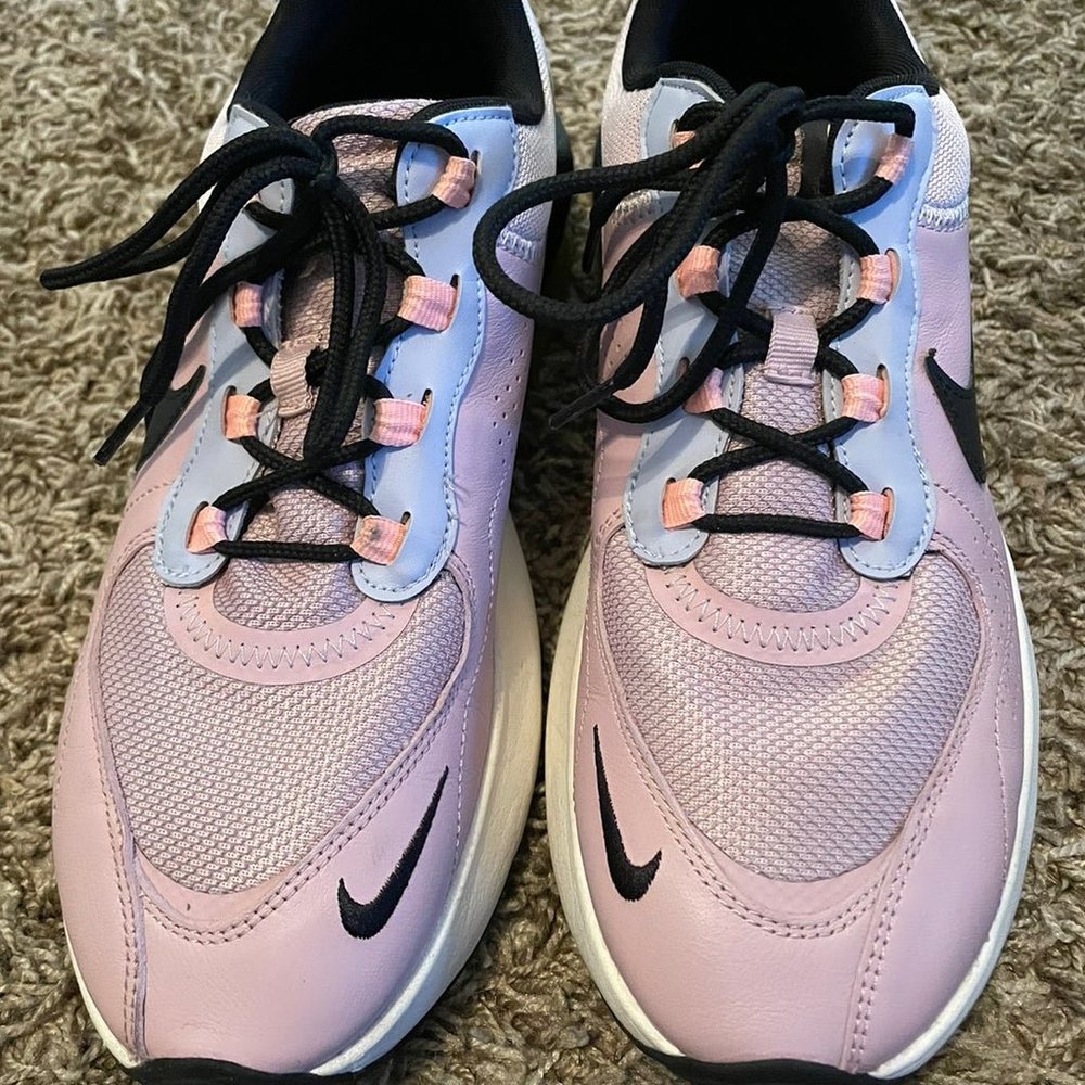 Nike women’s Airmax Verona shoes, sz 10